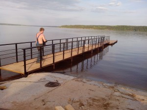 Пирс на винтовых сваях в деревне Мостовая