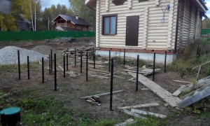 Терраса на винтовых сваях в Веретье